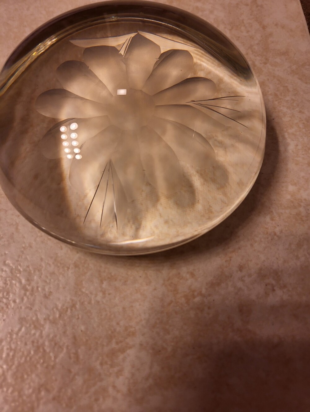 VTG.4 In.Dome Shaped Art Glass Paperweight with Etched White Flower - Home Art - Picture 11 of 11